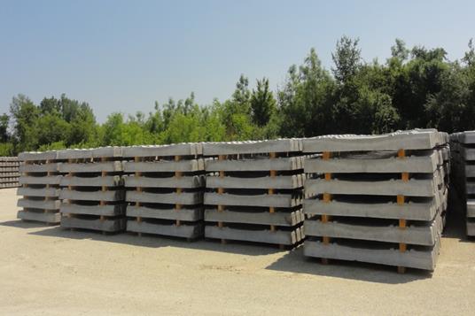 Traverse monobloc stivuite in depozit