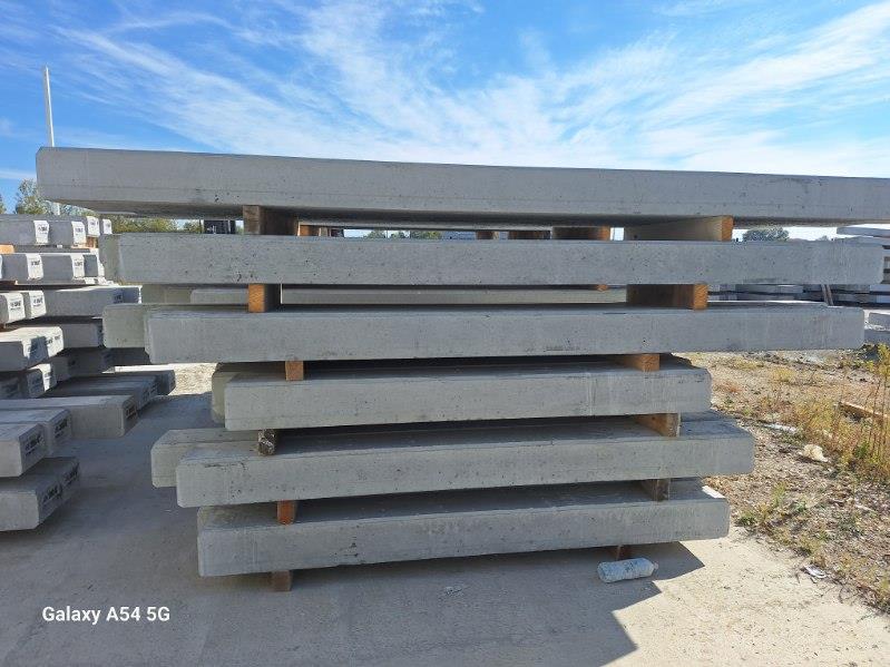 Traverse stivuite in depozit exterior